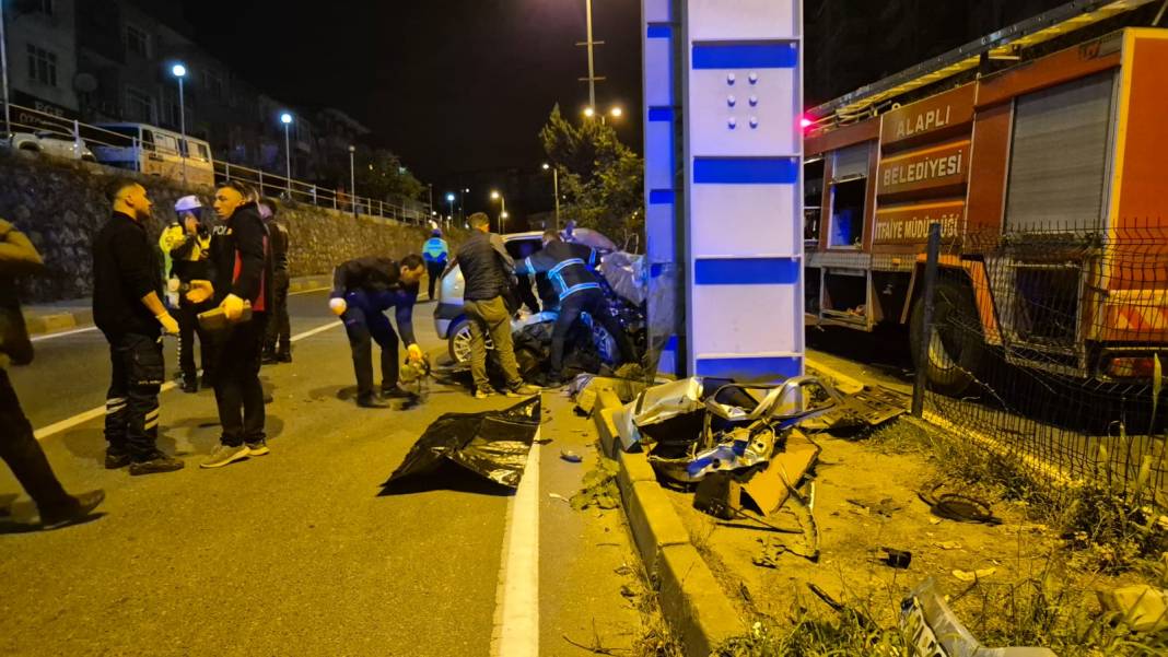 Ereğli Yolu’nda feci kaza! Otomobil üstgeçide saplandı: 2 ölü 2